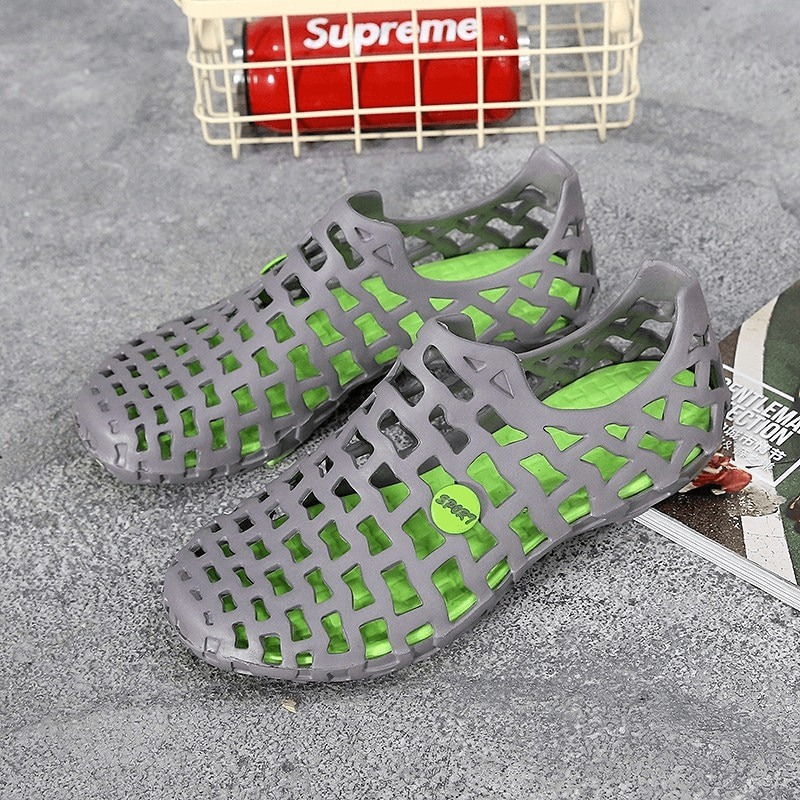 Gray breathable rubber beach slippers with green insoles, SF0259 water shoes, ideal for outdoor activities, quick-drying and durable.